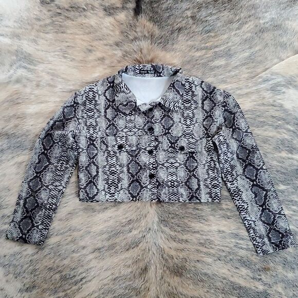 Shein Button down Cropped Shirt - Picture 3 of 9